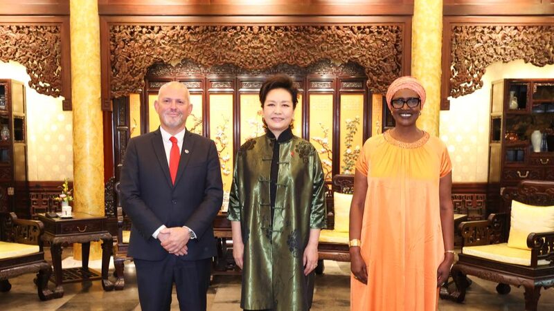 Peng_Liyuan_hace_un_llamado_a_un_esfuerzo_global_unido_para_combatir_el_VIH_SIDA_y_la_TB____