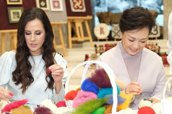 Peng_Liyuan_une_culturas_en_visita_a_Europa__
