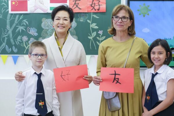 Peng_Liyuan_y_Aniko__Le_vai_inspiran_a_los_estudiantes_en_la_escuela_hu_ngaro_china_____