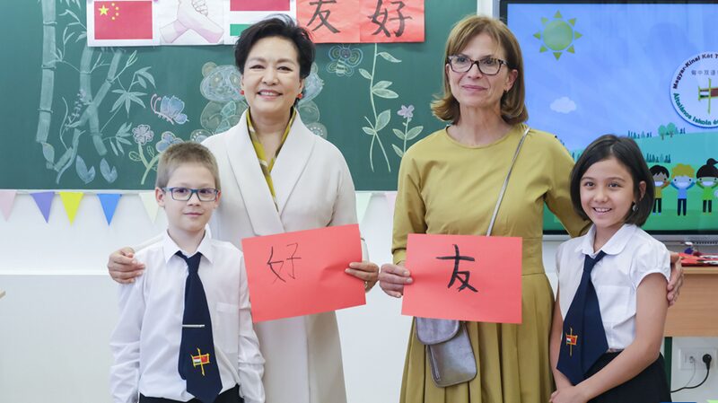 Peng_Liyuan_y_Aniko__Le_vai_inspiran_a_los_estudiantes_en_la_escuela_hu_ngaro_china_____