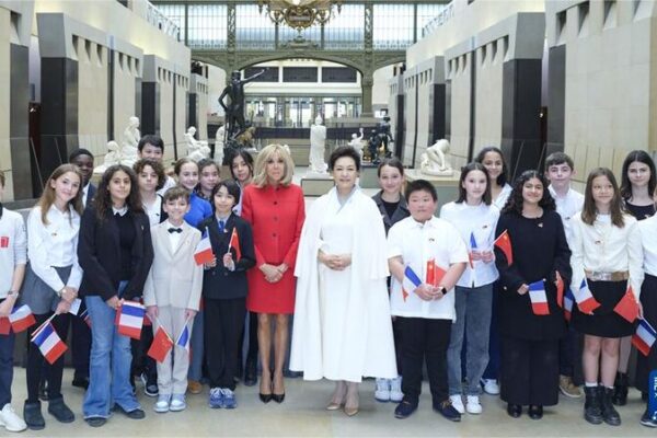 Peng Liyuan y Brigitte Macron se conectan a través del arte en el Museo de Orsay 🎨 Peng_Liyuan_y_Brigitte_Macron_se_conectan_a_trave_s_del_arte_en_el_Museo_de_Orsay__
