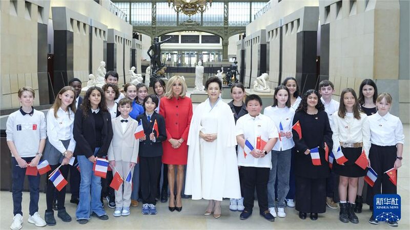 Peng_Liyuan_y_Brigitte_Macron_se_conectan_a_trave_s_del_arte_en_el_Museo_de_Orsay__