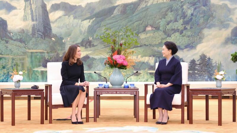 Peng_Liyuan_y_Suzanne_Innes_Stubb_se_conectan_tomando_te__en_Peki_n__