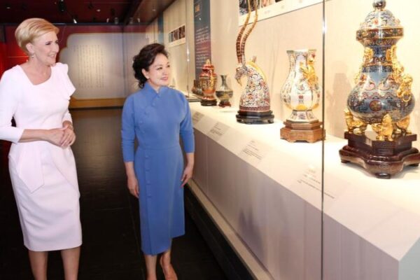 Peng_Liyuan_y_la_Primera_Dama_de_Polonia_disfrutan_de_actuaciones_culturales_en_Peki_n