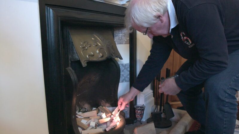 Pensionados_brita_nicos_regresan_al_trabajo_para_mantenerse_calientes_en_medio_de_la_crisis_energe_tica video poster