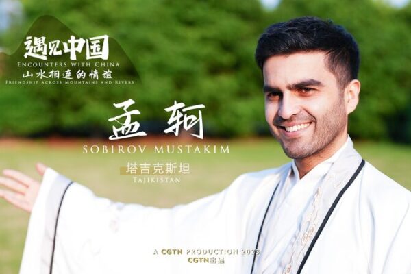 Persiguiendo_suen_os_junto_al_Lago_del_Oeste__La_travesi_a_de_10_an_os_de_Sobirov_en_China video poster