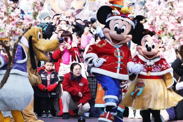 Personajes_de_Disney_celebran_el_An_o_Nuevo_Chino_con_visitantes_en_Shanghai_Disneyland___