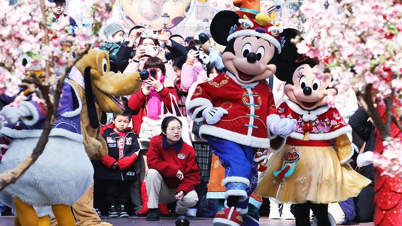Personajes_de_Disney_celebran_el_An_o_Nuevo_Chino_con_visitantes_en_Shanghai_Disneyland___