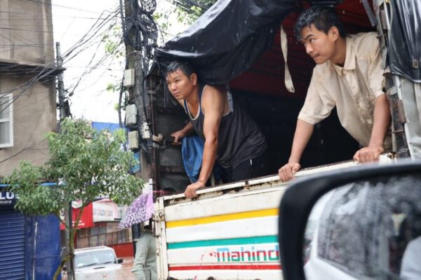 Pesadilla_del_Monzo_n_en_Nepal__Ma_s_de_100_Vidas_Perdidas_en_Devastadoras_Inundaciones