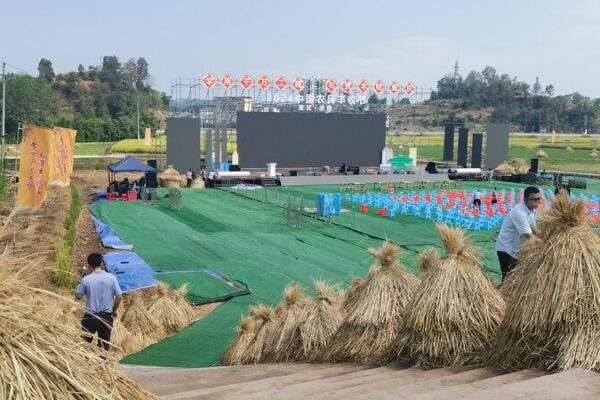 Pescado, Arroz y Diversión: Agricultores Compiten en el Festival de Fuling en el Suroeste de China 🎣🌾 Pescado__Arroz_y_Diversio_n__Agricultores_Compiten_en_el_Festival_de_Fuling_en_el_Suroeste_de_China___ video poster