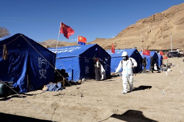 Previniendo Enfermedades: Limpieza Post-Terremoto de Xizang en Plena Acción 🌟 Previniendo_Enfermedades__Limpieza_Post_Terremoto_de_Xizang_en_Plena_Accio_n__ video poster