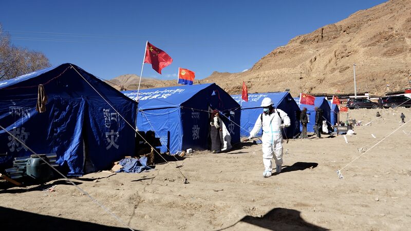 Previniendo_Enfermedades__Limpieza_Post_Terremoto_de_Xizang_en_Plena_Accio_n__ video poster