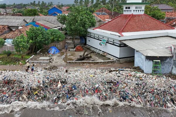 Problemas_de_Basura_en_Teluk__Pueblo_Pesquero_Indonesio_Lucha_contra_Olas_de_Desechos____