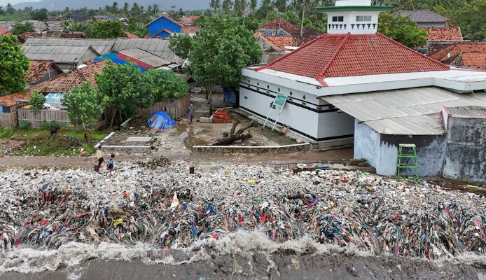 Problemas_de_Basura_en_Teluk__Pueblo_Pesquero_Indonesio_Lucha_contra_Olas_de_Desechos____