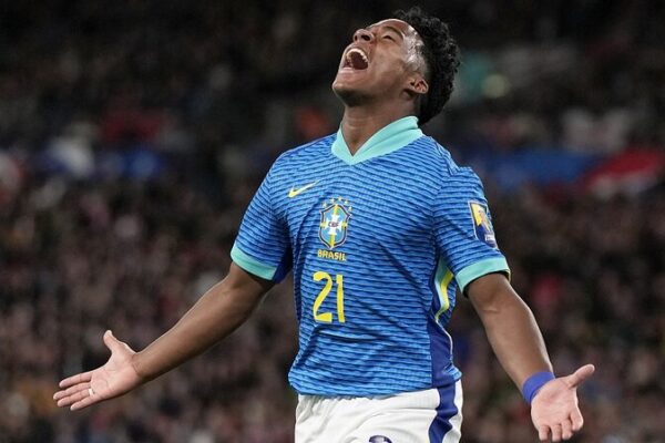 Prodigio_de_17_an_os_lidera_a_Brasil_a_una_sorprendente_victoria_sobre_Inglaterra