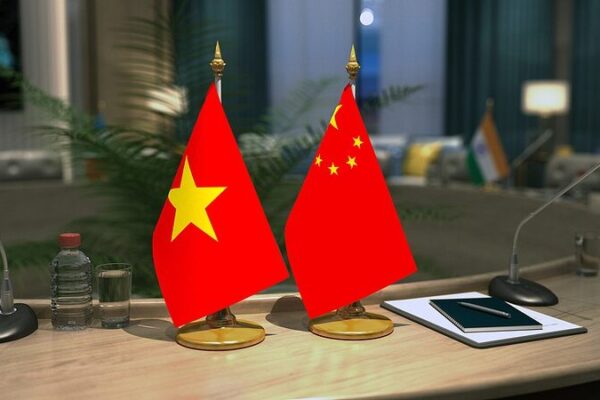 Profesor destaca que los programas de cooperación son clave para los lazos entre China y Vietnam Profesor_destaca_que_los_programas_de_cooperacio_n_son_clave_para_los_lazos_entre_China_y_Vietnam video poster