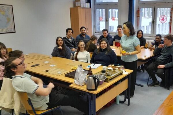 Profesora_china_desata_una_locura_por_la_cultura_del_te__en_una_universidad_hu_ngara