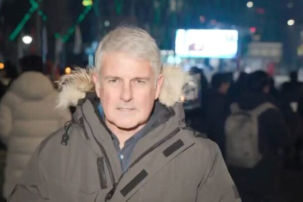 Protestas Estallan en Seúl Mientras el Presidente Yoon Enfrenta Fecha Límite de Juicio Político Protestas_Estallan_en_Seu_l_Mientras_el_Presidente_Yoon_Enfrenta_Fecha_Li_mite_de_Juicio_Poli_tico video poster