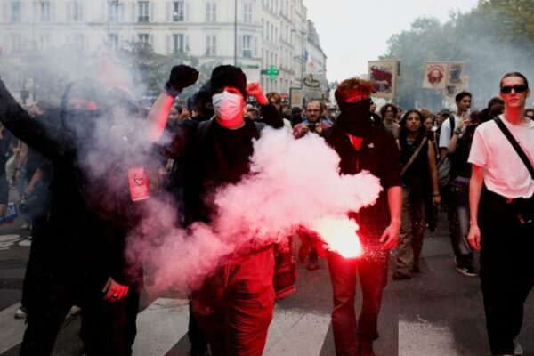 Protestas_Masivas_Estallan_en_Francia_por_la_Eleccio_n_de_Primer_Ministro_de_Macron