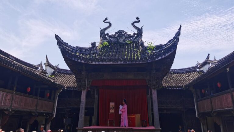 Pueblo_de_Chongren__Jo_venes_artistas_revitalizan_la_O_pera_Yueju_en_escenarios_histo_ricos