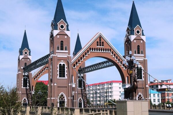 Puente_de_la_Torre_Kanas__El_cuento_de_hadas_go_tico_que_cautiva_a_los_viajeros___