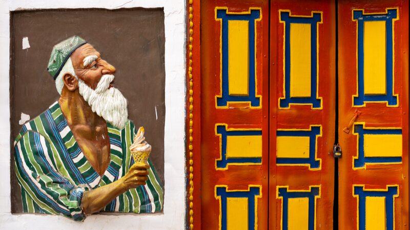 Puertas_y_ventanas_coloridas_iluminan_las_calles_de_Aksu