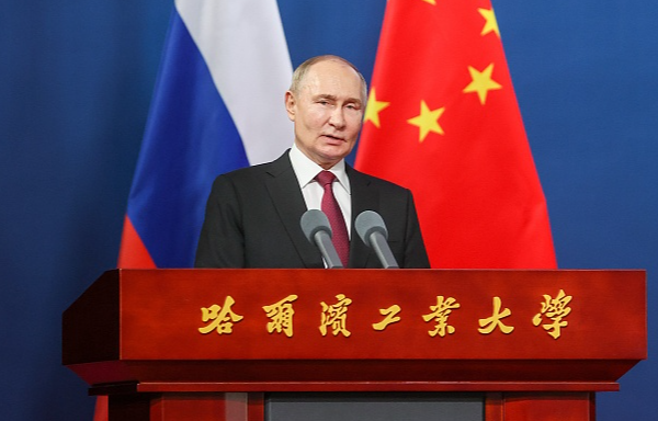 Putin_visita_el_Instituto_de_Tecnologi_a_de_Harbin__fortaleciendo_lazos_juveniles_entre_Rusia_y_China