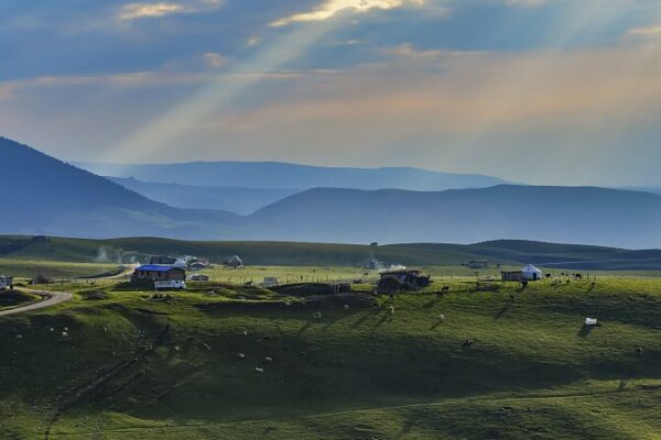 Qiongkushitai__El_tesoro_escondido_de_Xinjiang_que_esta__conquistando_a_los_viajeros video poster