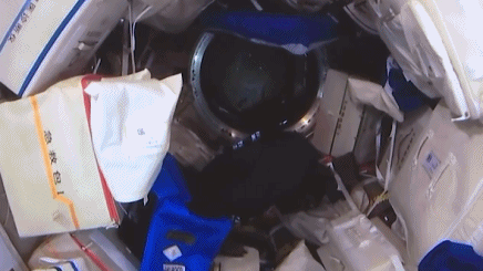 ___Que__hay_en_el_paquete__Astronautas_chinos_abren_nave_de_suministros_Tianzhou_8