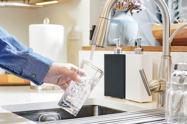Químico recién descubierto en el agua potable de EE. UU. genera preocupaciones de salud Qui_mico_recie_n_descubierto_en_el_agua_potable_de_EE__UU__genera_preocupaciones_de_salud