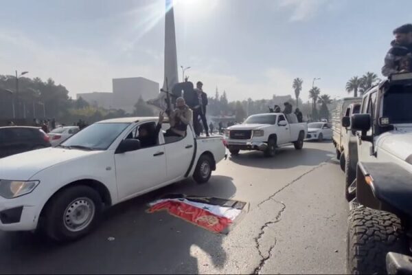 Rebeldes sirios entran en Damasco, proclaman victoria sobre Assad Rebeldes_sirios_entran_en_Damasco__proclaman_victoria_sobre_Assad video poster