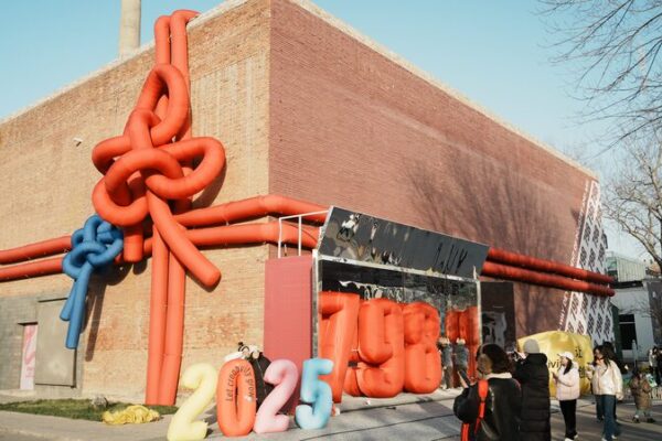 Recibe_el_An_o_Nuevo_con_Arte_en_el_Distrito_de_Arte_798_en_Peki_n___