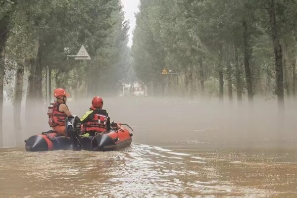 Reconstruyendo la esperanza: Una mirada al pueblo Xici devastado por las inundaciones en Zhuozhou Reconstruyendo_la_esperanza__Una_mirada_al_pueblo_Xici_devastado_por_las_inundaciones_en_Zhuozhou video poster