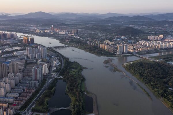 Redescubriendo el Río Songhua: El Renacimiento del Río Madre de la Ciudad de Jilin 🌊 Redescubriendo_el_Ri_o_Songhua__El_Renacimiento_del_Ri_o_Madre_de_la_Ciudad_de_Jilin__ video poster