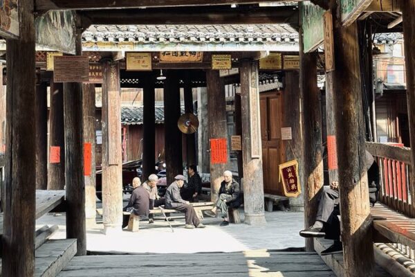 Relajándose en el Pueblo Dong de Zhaoxing: Tradición, Té y Juegos Eternos Relaja_ndose_en_el_Pueblo_Dong_de_Zhaoxing__Tradicio_n__Te__y_Juegos_Eternos