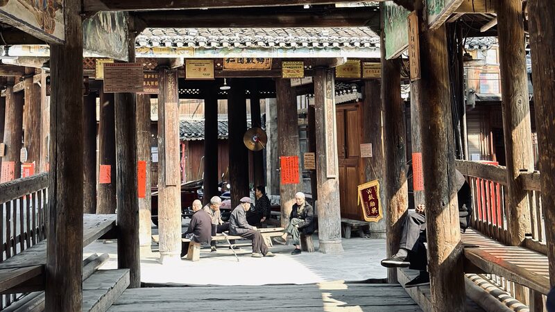 Relaja_ndose_en_el_Pueblo_Dong_de_Zhaoxing__Tradicio_n__Te__y_Juegos_Eternos