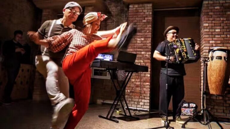 Renacimiento Cultural de China: Ritmos de Jazz, Magia AR y Emociones de Ballet 🎷🕍💃 Renacimiento_Cultural_de_China__Ritmos_de_Jazz__Magia_AR_y_Emociones_de_Ballet____