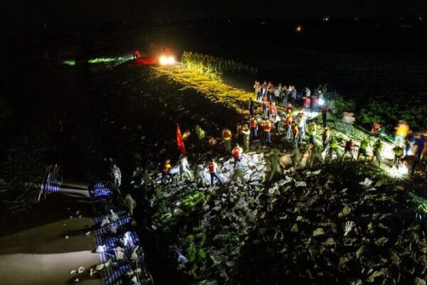 ¡Rescatado! La brecha en el dique del lago Dongting en China sellada tras un enorme esfuerzo _Rescatado__La_brecha_en_el_dique_del_lago_Dongting_en_China_sellada_tras_un_enorme_esfuerzo video poster