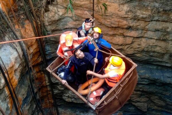 Rescate Urgente en Assam: Nueve Mineros Atrapados en Mina de Carbón Inundada Rescate_Urgente_en_Assam__Nueve_Mineros_Atrapados_en_Mina_de_Carbo_n_Inundada