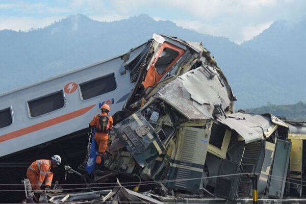 🚨 Rescate de Emergencia en Curso tras Colisión de Trenes en Indonesia __Rescate_de_Emergencia_en_Curso_tras_Colisio_n_de_Trenes_en_Indonesia video poster