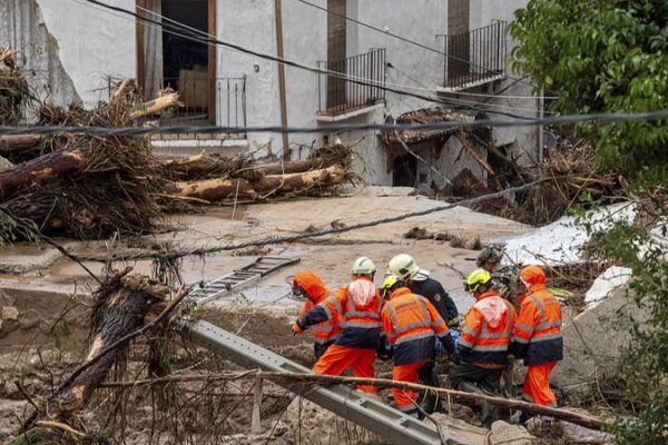 Rescates_en_marcha_mientras_lluvias_torrenciales_inundan_Valencia__dejando_51_muertos video poster