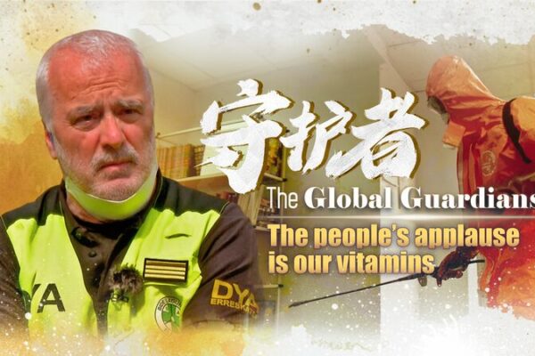 Rescatistas españoles en la primera línea: ‘El aplauso de la gente es nuestra vitamina’ Rescatistas_espan_oles_en_la_primera_li_nea___El_aplauso_de_la_gente_es_nuestra_vitamina_ video poster