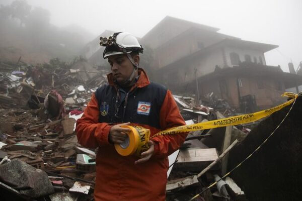 Rescatistas se Apresuran para Salvar Vidas en Medio de Tormentas Mortales en Brasil Rescatistas_se_Apresuran_para_Salvar_Vidas_en_Medio_de_Tormentas_Mortales_en_Brasil