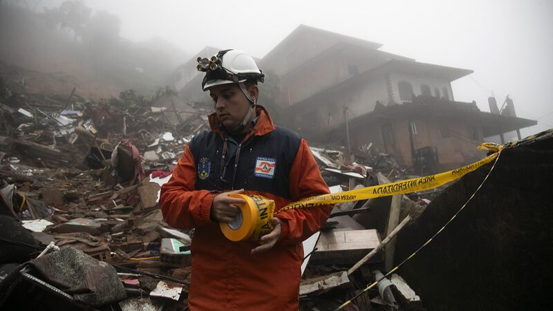 Rescatistas_se_Apresuran_para_Salvar_Vidas_en_Medio_de_Tormentas_Mortales_en_Brasil