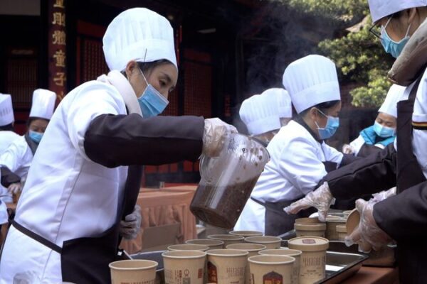 Residentes_de_Chengdu_celebran_el_Festival_Laba_con_un_congee_especial video poster