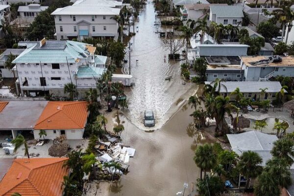 Residentes de Florida Determinados a Reconstruir Después de Huracanes Consecutivos 💪🌪️ Residentes_de_Florida_Determinados_a_Reconstruir_Despue_s_de_Huracanes_Consecutivos____