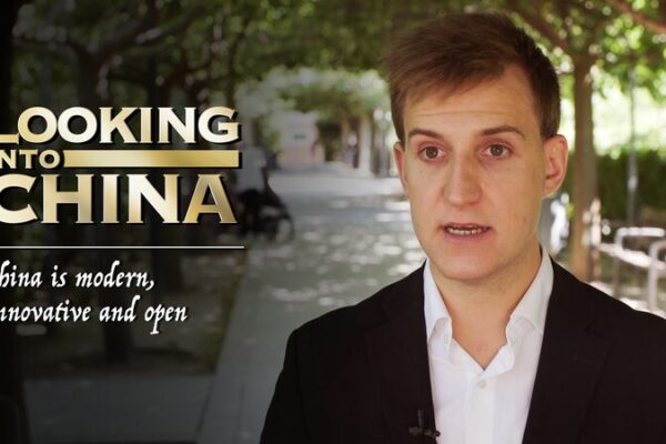 Residentes españoles comparten historias sobre el espíritu moderno e innovador de China 🇨🇳 Residentes_espan_oles_comparten_historias_sobre_el_espi_ritu_moderno_e_innovador_de_China___ video poster