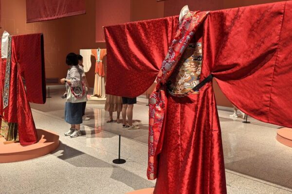 Revelando__Colores_Esple_ndidos___Un_Deslumbrante_Viaje_a_Trave_s_de_la_Historia_del_Vestuario_Chino__