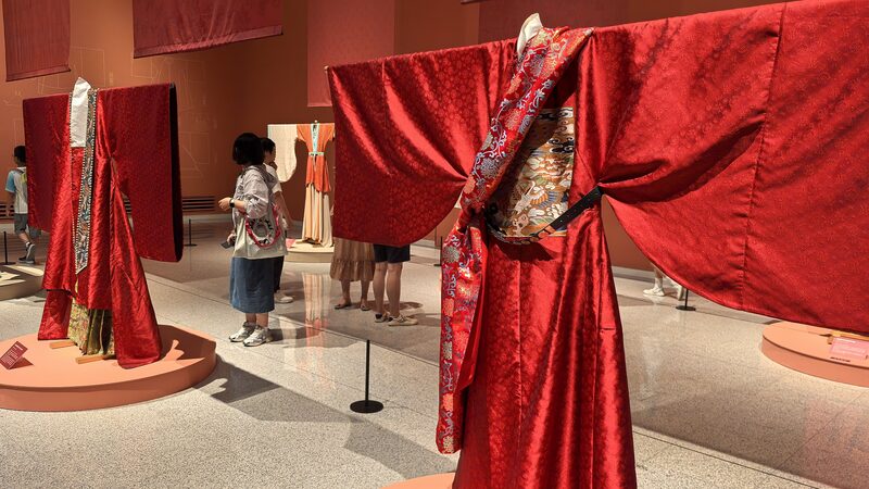 Revelando__Colores_Esple_ndidos___Un_Deslumbrante_Viaje_a_Trave_s_de_la_Historia_del_Vestuario_Chino__