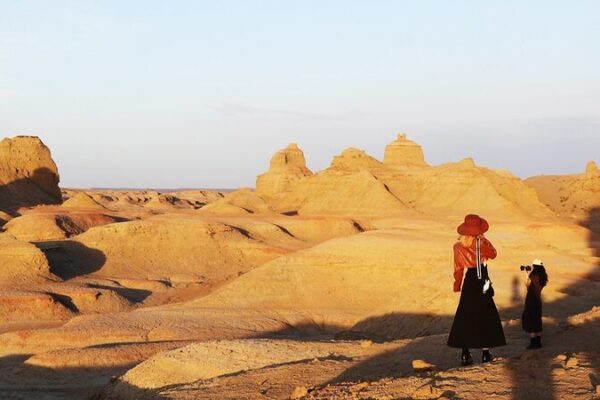 Revelando la misteriosa ‘Ciudad del Diablo’ de Xinjiang: Un viaje a las maravillas esculpidas por el viento 🌪️✨ Revelando_la_misteriosa__Ciudad_del_Diablo__de_Xinjiang__Un_viaje_a_las_maravillas_esculpidas_por_el_viento____
